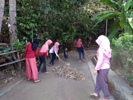 Kerja Bakti Karang Taruna Dusun Daleman