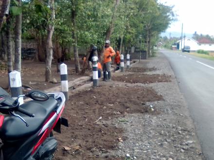 Pembersihan Tanah Walet Irigasi Air Resapan Jalan oleh PU Bantul