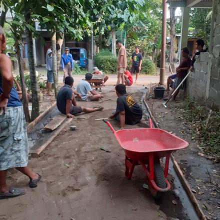 PEMASANGAN PAVING BLOCK PADUKUHAN NGUJUNG RT01