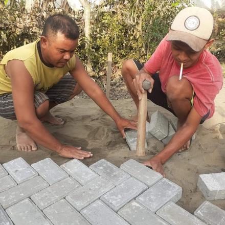 MEMASANG PAVING BLOCK DI PADUKUHAN NGUJUNG RT03