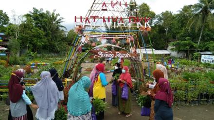 Kunjungan Emak-Emak Rempong di Taman PKK Kalimundu