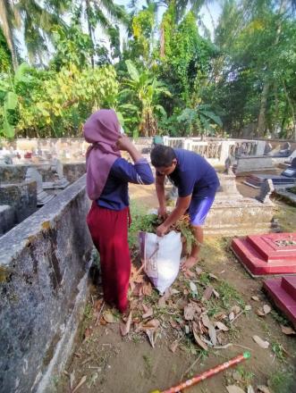 GOTONG ROYONG MEMBERSIHKAN PEMAKAMAN UMUM PADUKUHAN NGUJUNG RT02