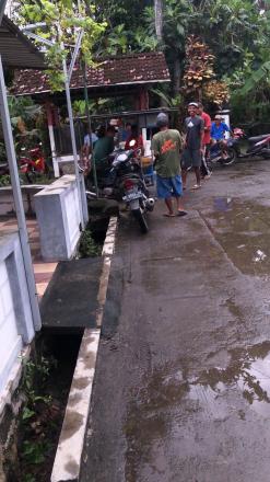 GOTONG ROYONG MEMBERSIHKAN MENEBANG POHON YANG MENYENTUH KABEL LISTRIK KARENA MUSIM HUJAN. DUSUN NGU