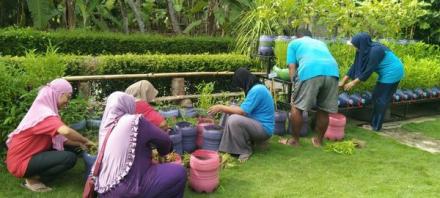 Kerja bakti  Pemeliharaan Taman Toga