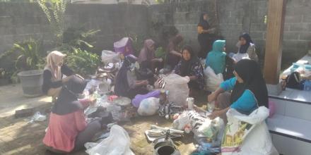 Giat Shodaqoh & Pilah Sampah RT 01 Kalimundu