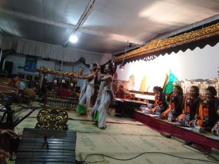 PAGELARAN WAYANG KULIT DENGAN DALANG KI YUSUF DALAM RANGKA MERTI DUSUN KARANGANYAR