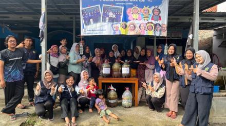 Wujudkan Lingkungan Bersih, Mahasiswa KKN Mandiri UNY Terapkan Program Utama Pembuatan Eco-Enzyme