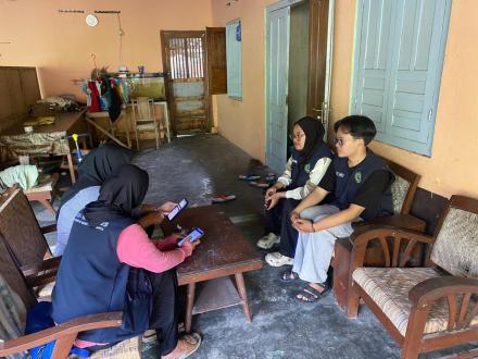 Mahasiswa KKN-M UNY Lanjutkan Kegiatan Pendataan Pasangan Usia Subur di Dusun Merten 