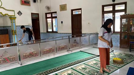 Mahasiswa Laksanakan Kegiatan Bersih-Bersih Masjid sebagai Wujud Pengabdian Masyarakat 