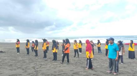 Senam di pinggir Pantai, siapa takuut...