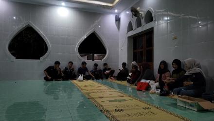 Mahasiswa KKN-M UNY Mengikuti pertemuan Bersama Pemuda Merten