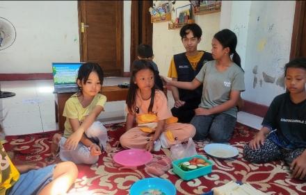 Mahasiswa KKN-M UNY Ajak Anak-Anak Merten Belajar Procedure Text dengan Aktivitas Membuat Sandwich